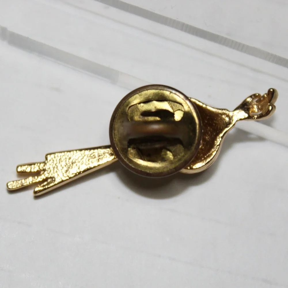 Small Lapel Pin Onion Scallion Food Vegetable Gold Tone Whimsical Novelty OS